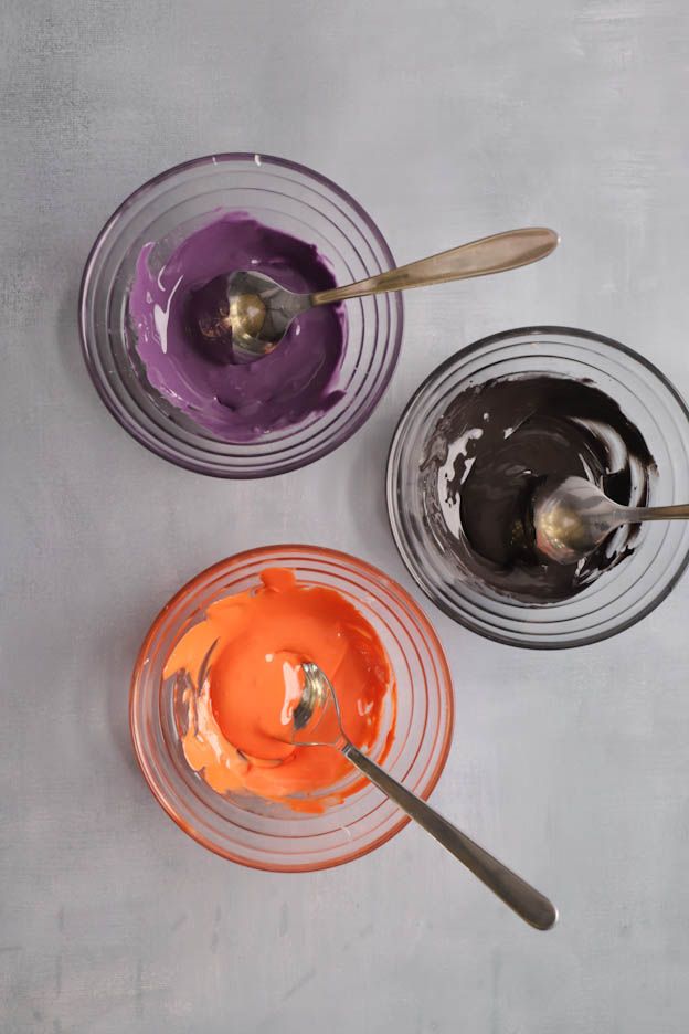 Fertige Glasur in drei Farben