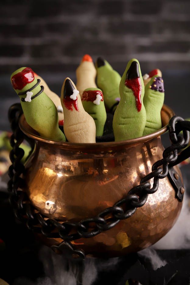 Halloween-Guetzli in Fingerform mit Streudekor