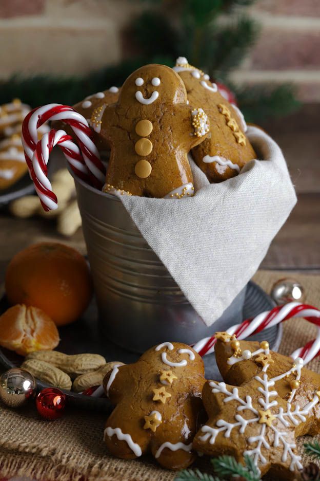 Several decorated gingerbread side by side