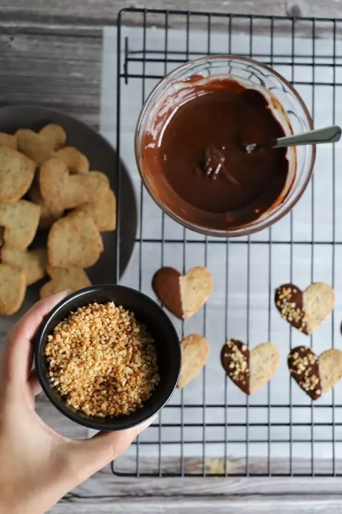 Caramelised hazelnuts are sprinkled on top