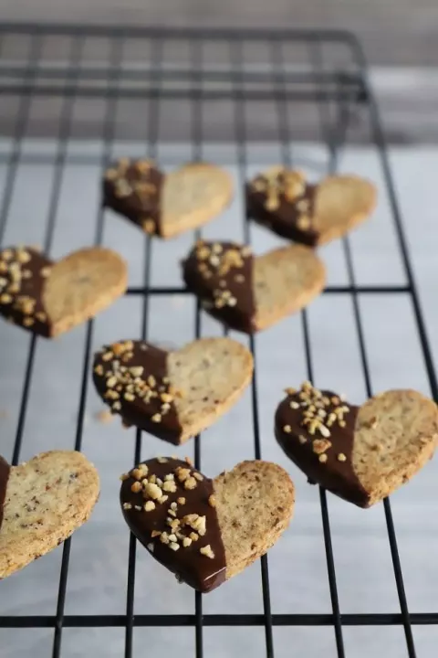 Biscuits drying on the cake rack