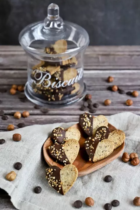 Hazelnut cookies with caramelised hazelnuts