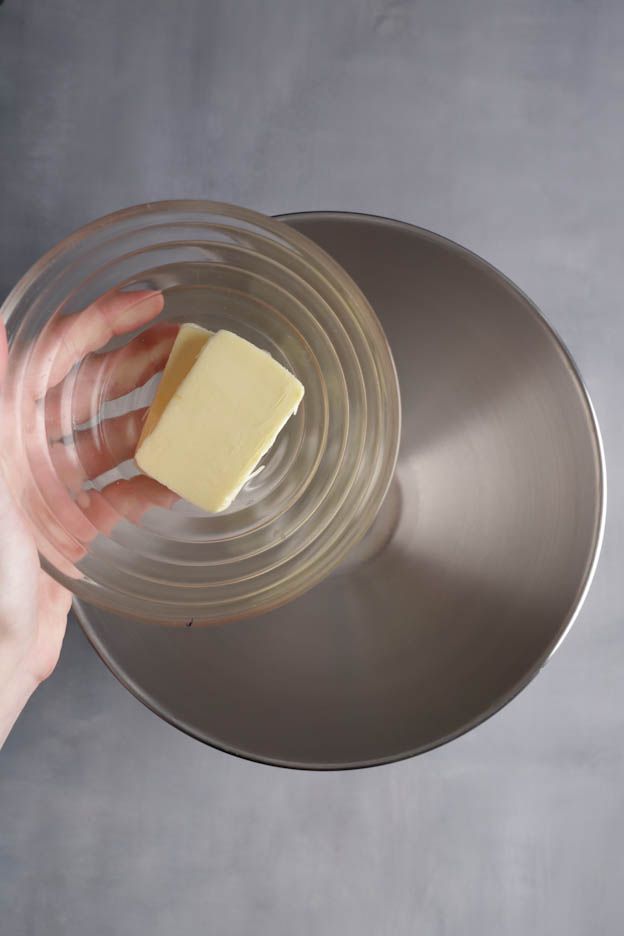 L'huile de coco est pesée
