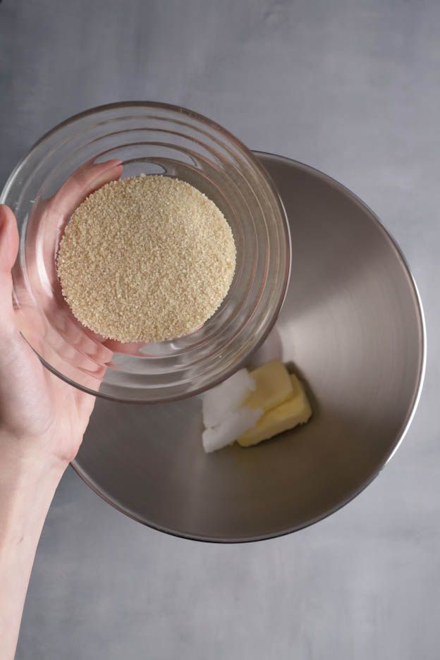 Le sucre brun est ajouté au beurre