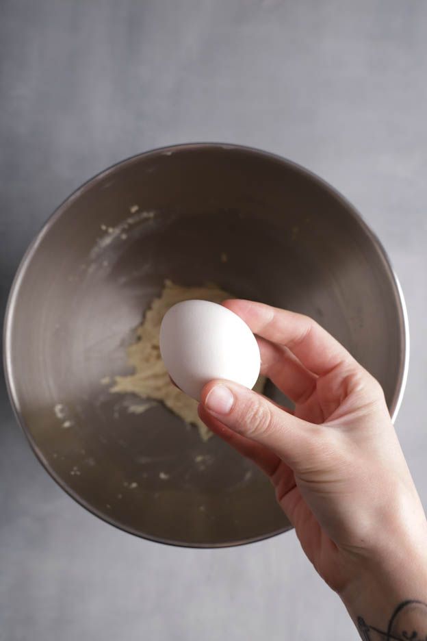 L'œuf est ajouté à la masse