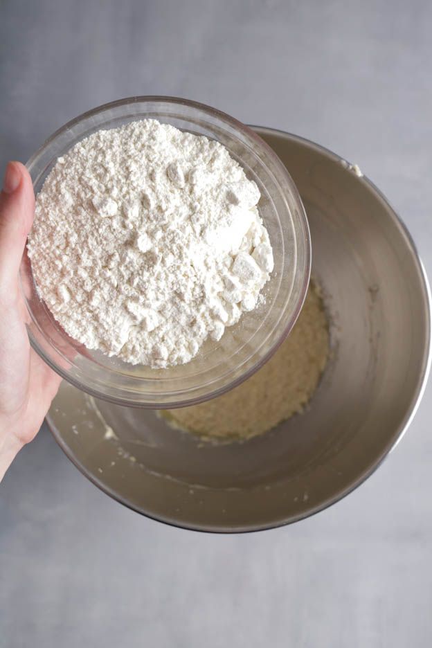 Pâte à beignets prête dans le bol