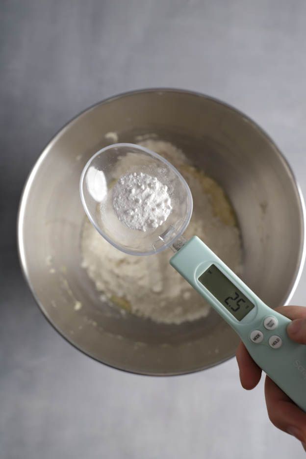 La poudre à lever est pesée avec la cuillère de précision
