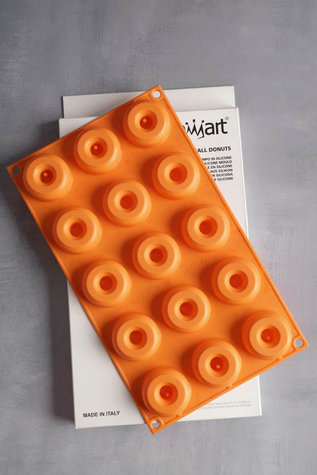 Moule en silicone pour mini-beignets sur la plaque perforée