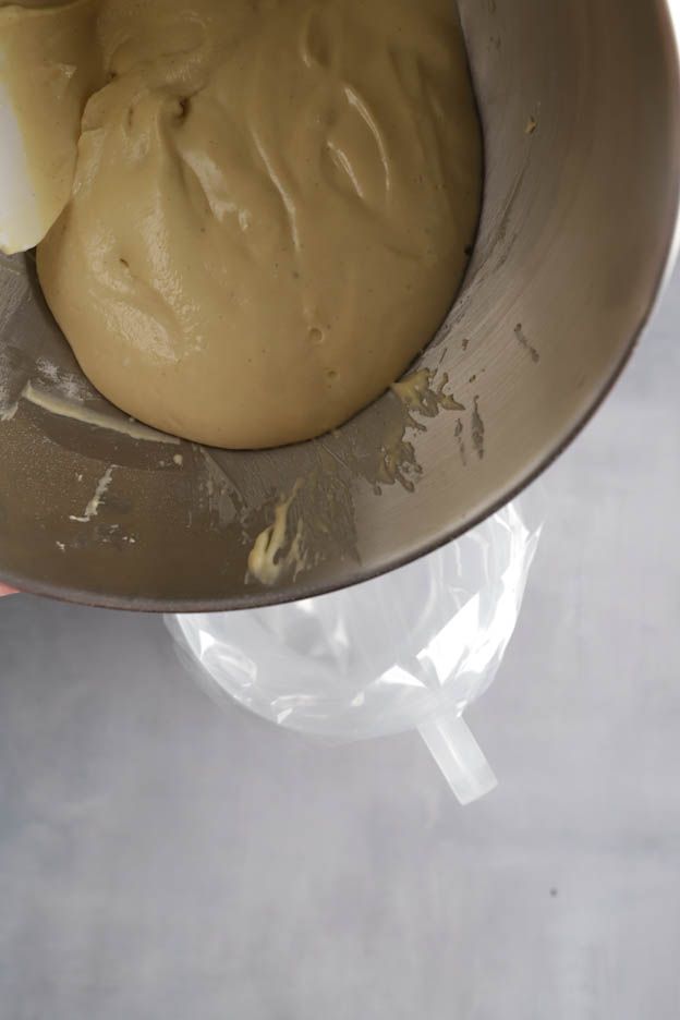 La masse à beignets est versée