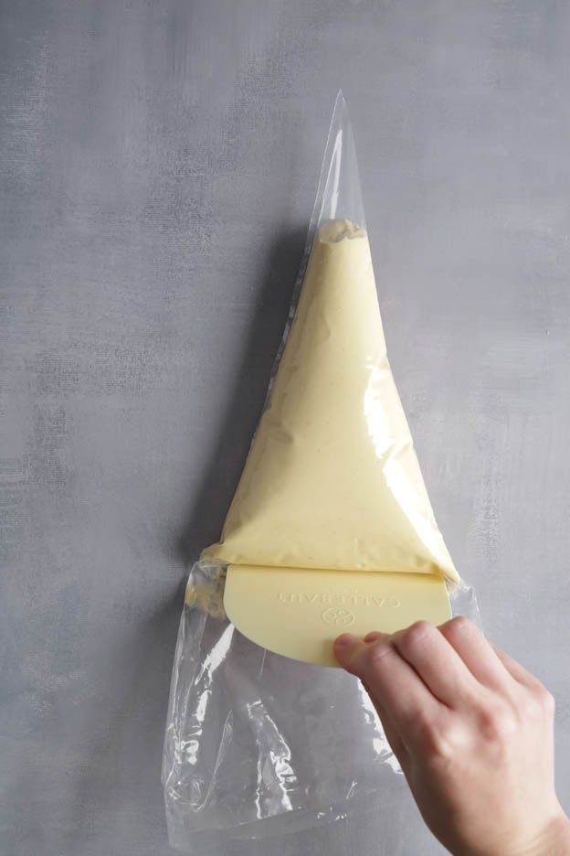 La masse est poussée vers le bas avec la corne à pâte