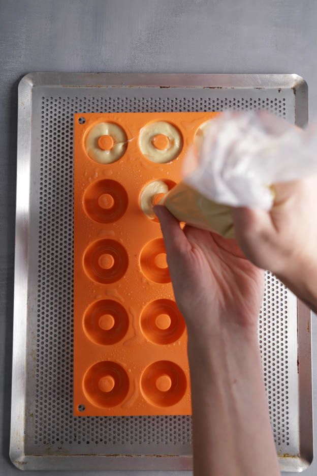 Moule en silicone vaporisé avec du spray de démoulage