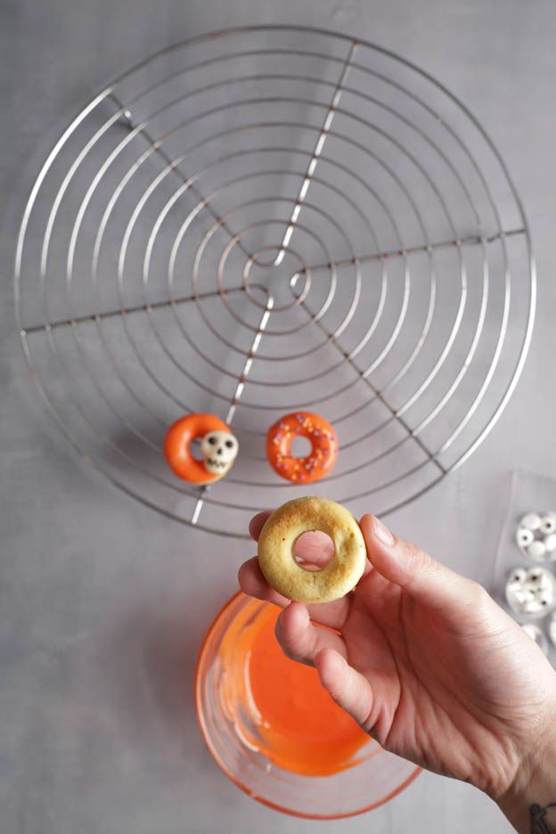 Le Beignet est trempé dans le glaçage orange