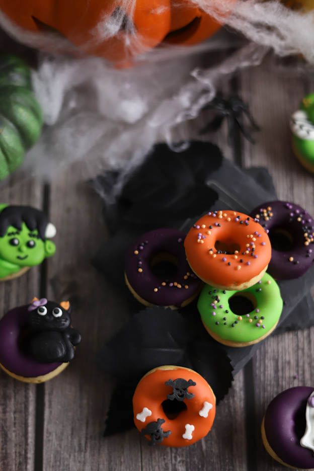 Mini-beignets avec décoration d'yeux en sucre et vermicelles d'Halloween vus de dessus