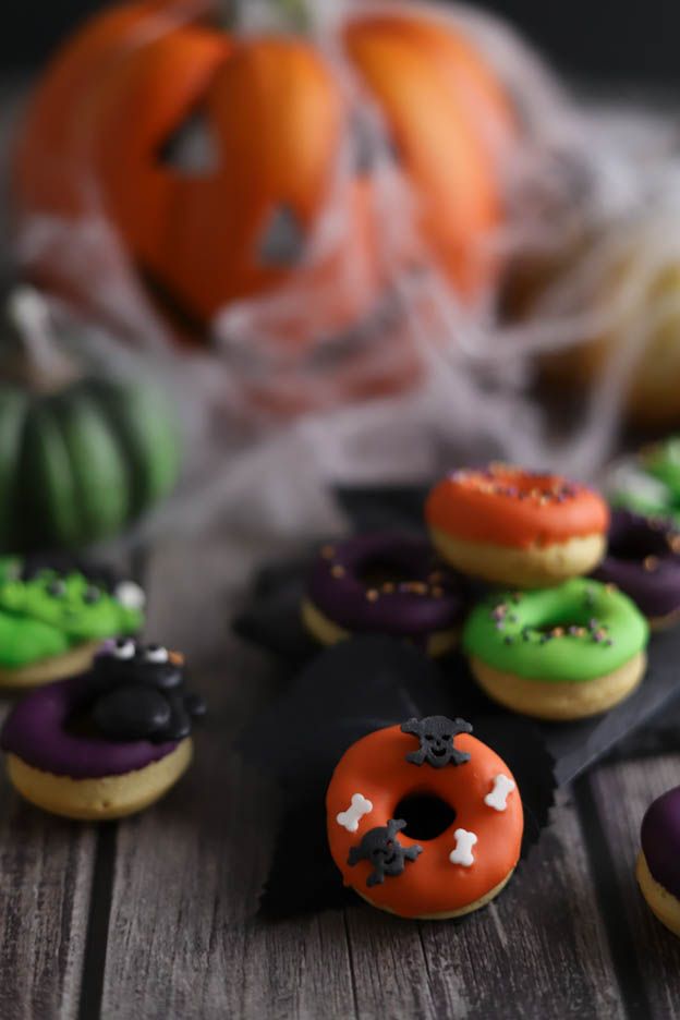 Assiette de mini-beignets d'Halloween terminés