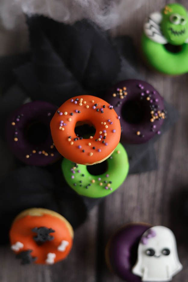 Beignets d'Halloween avec glaçage de fondant orange, vert et violet