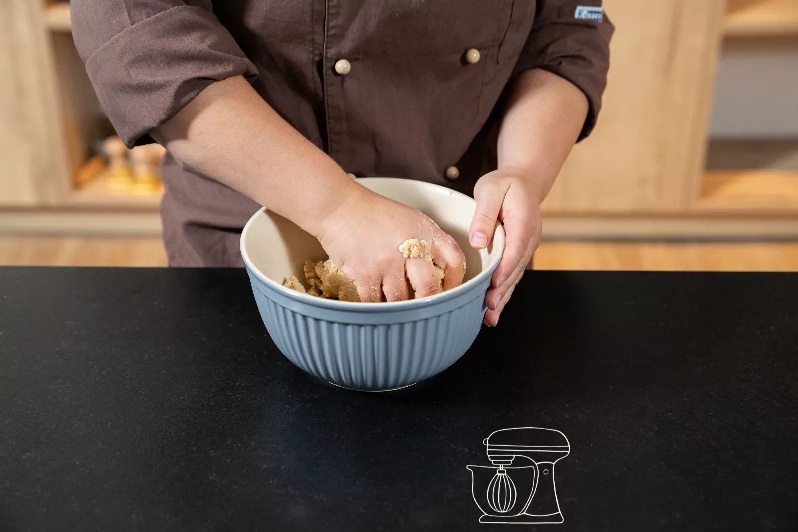 Pétrir la pâte dans le bol à la main