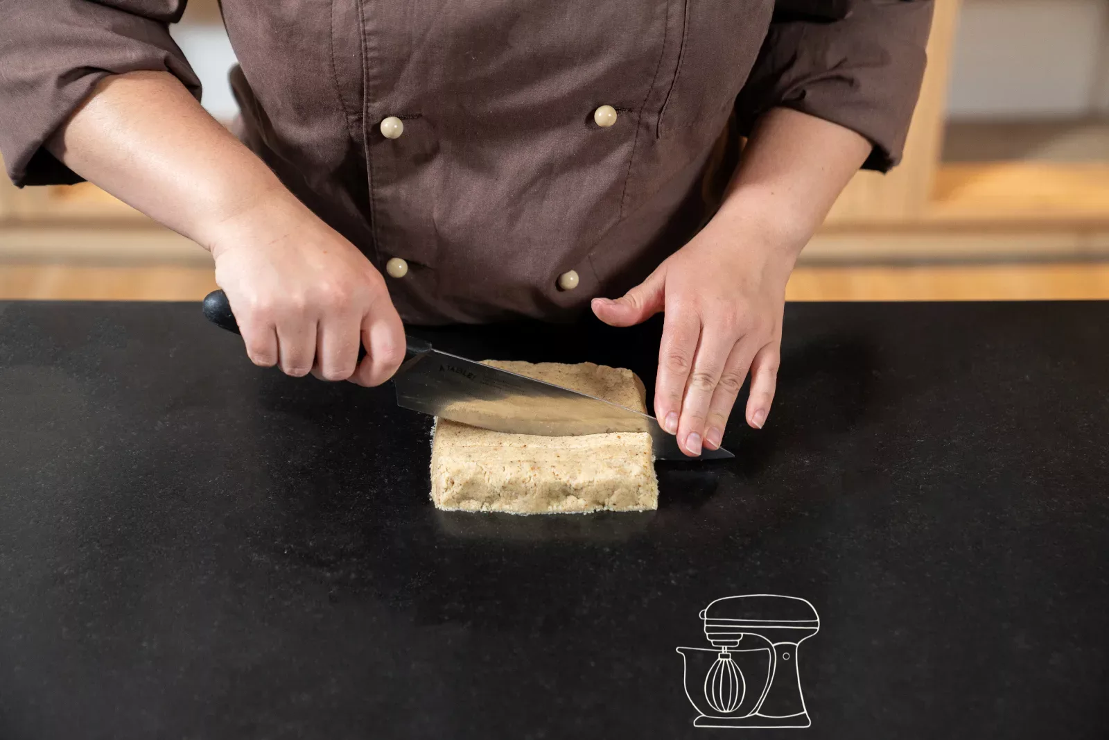 Couper le bloc de pâte en bandes au couteau