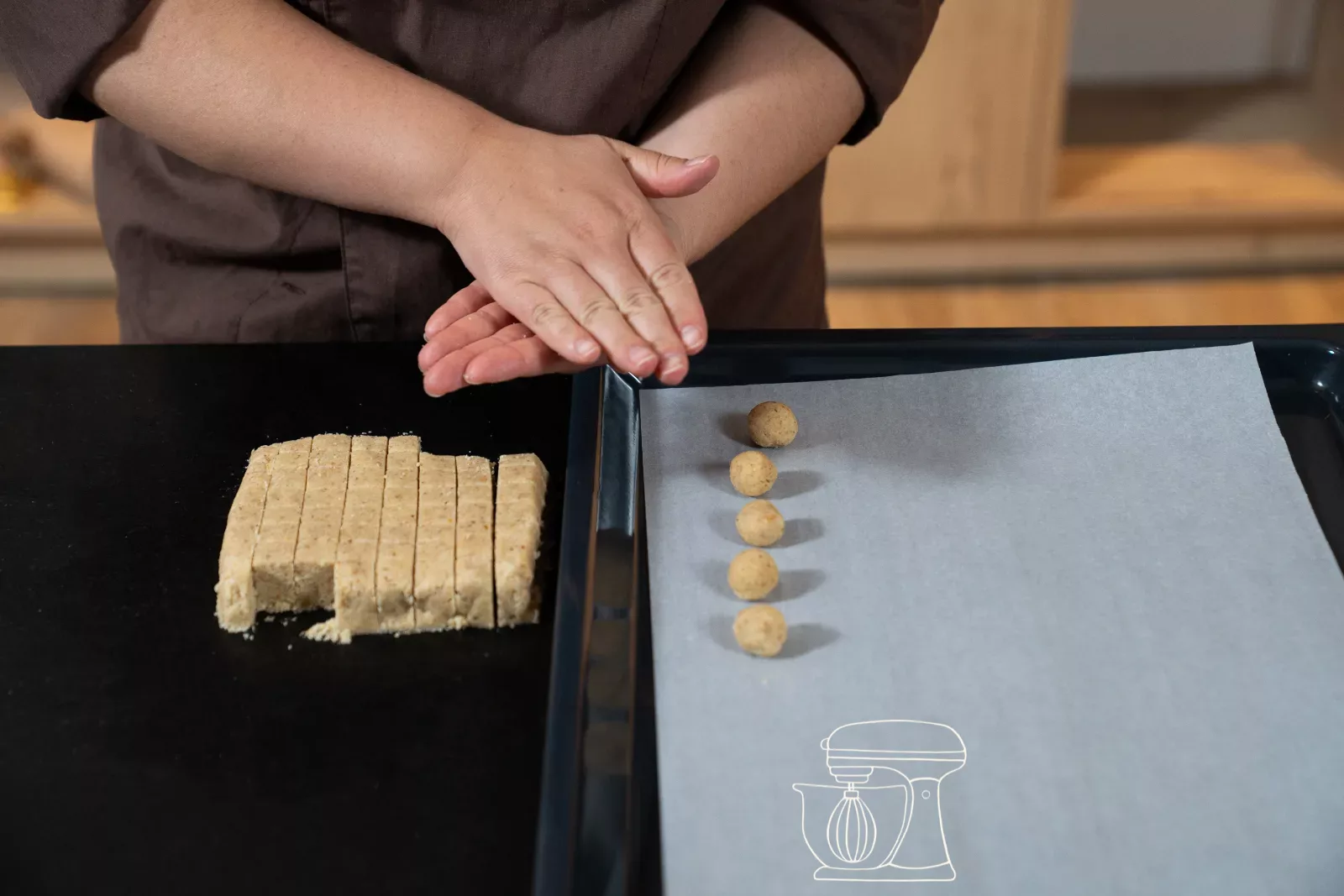 Rouler les cubes de pâte en boules entre les mains