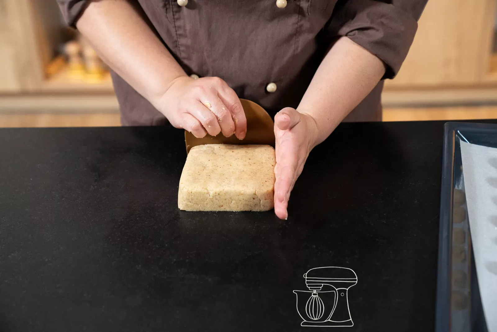 Lisser les côtés du bloc de pâte