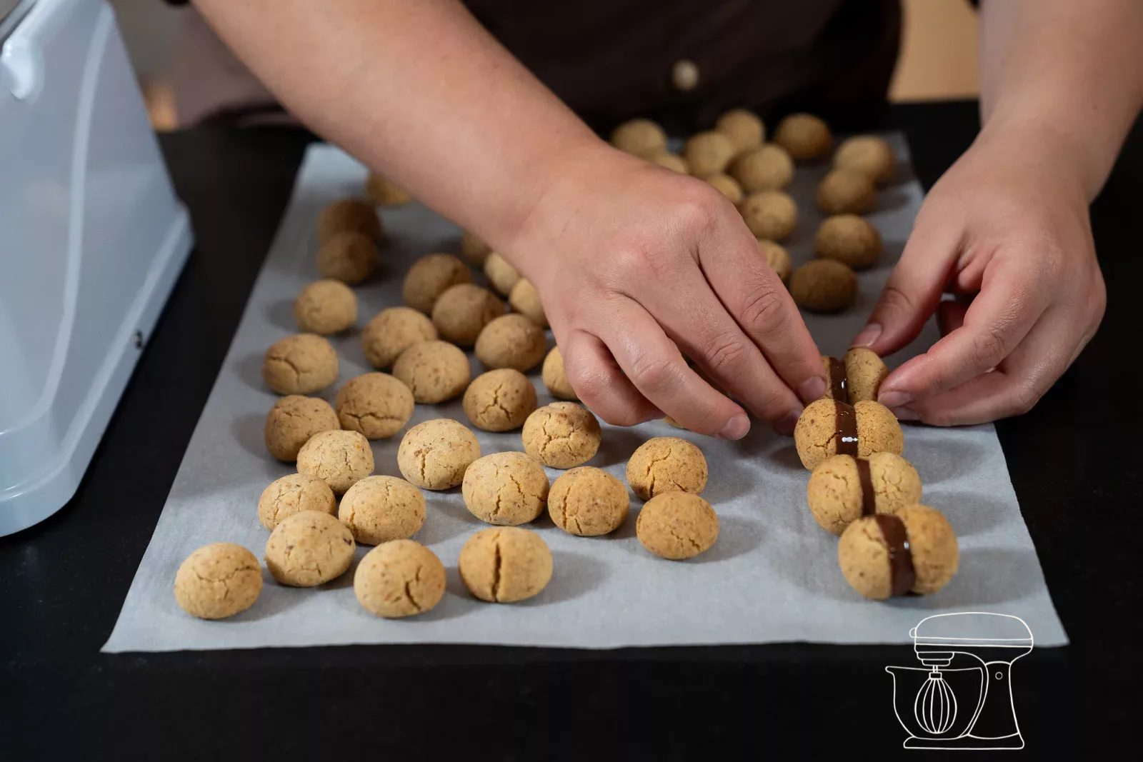 Baci di dama assemblés sur du papier cuisson