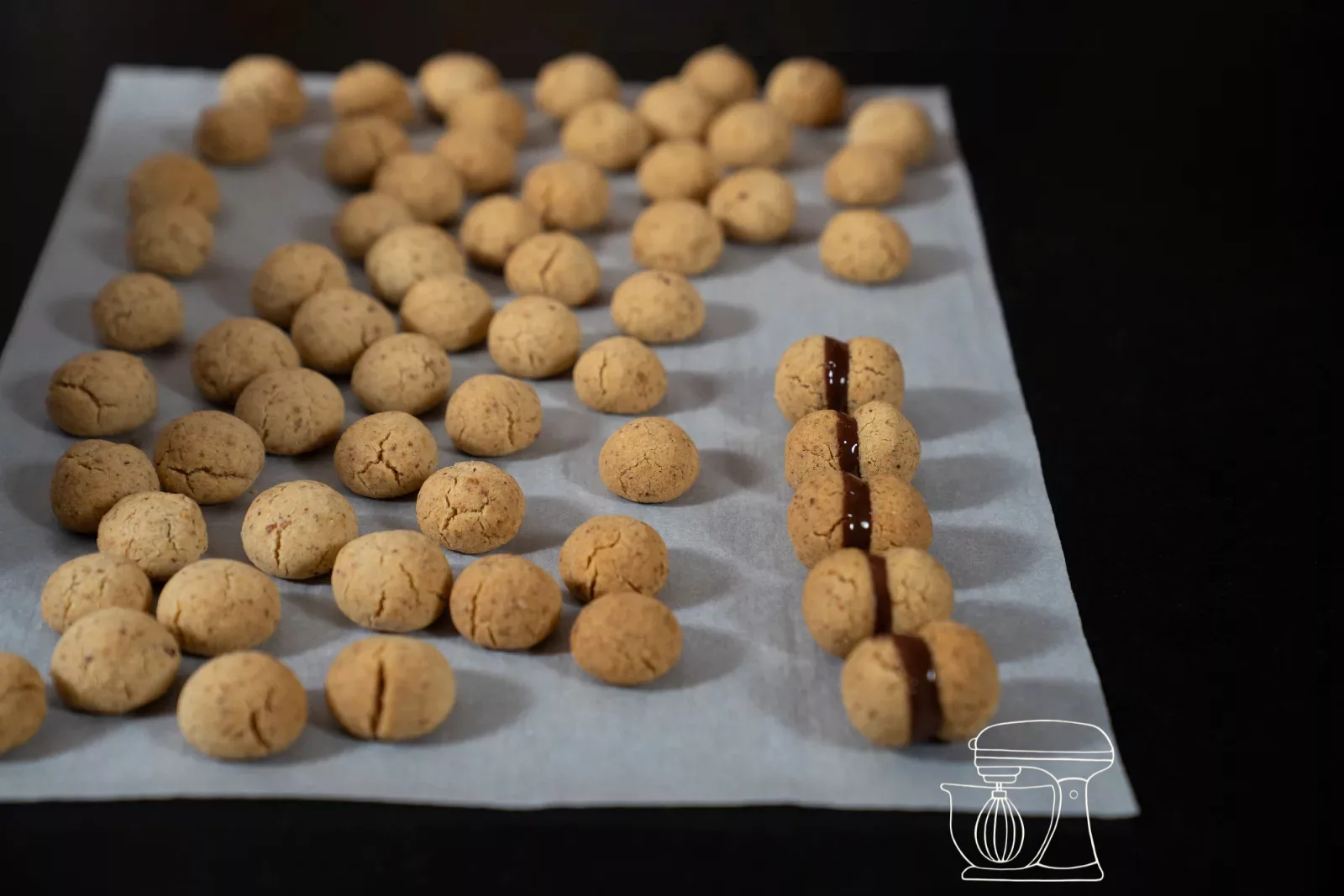 Baci di dama qui sèchent sur du papier cuisson