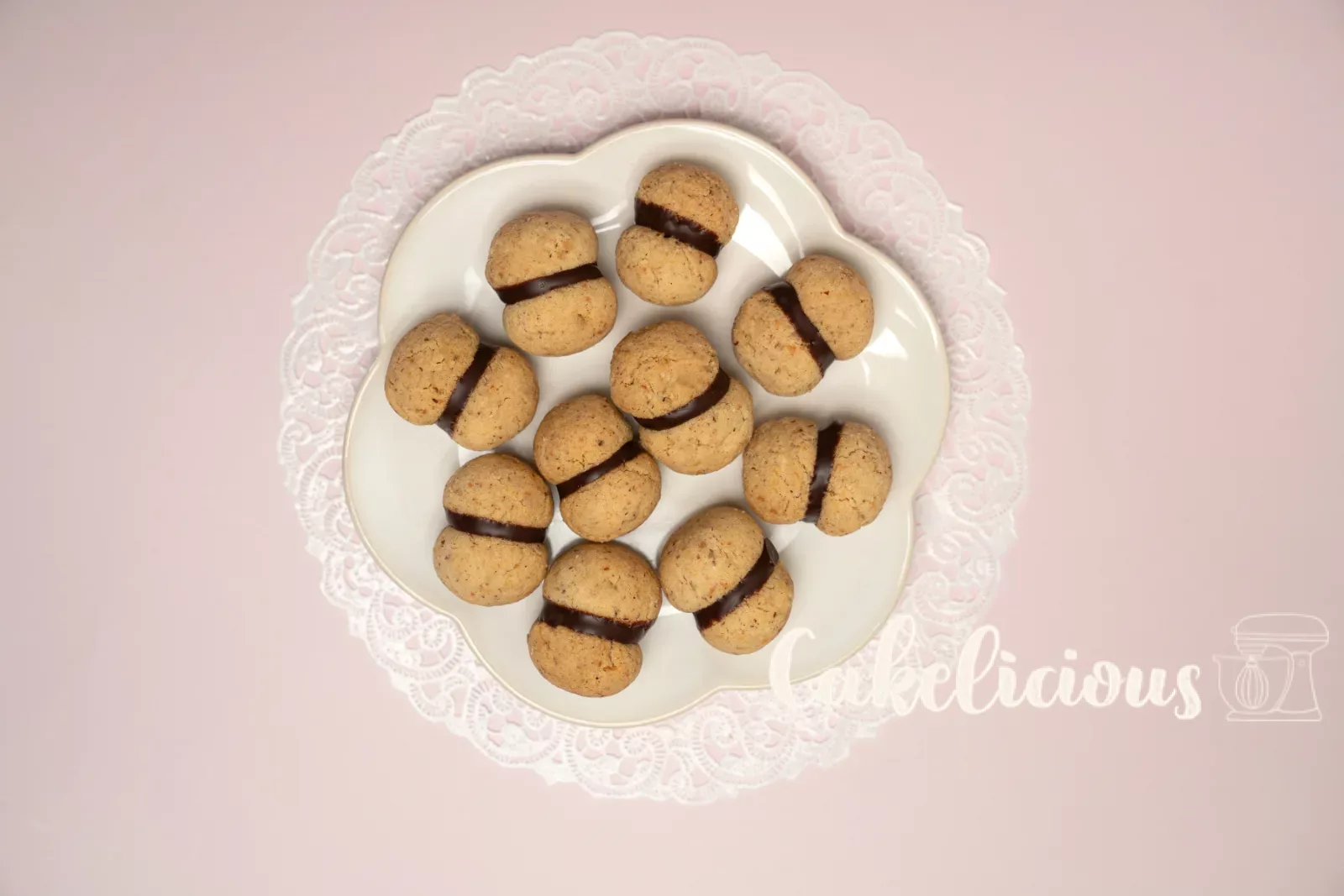 Baci di dama sur une assiette à fleurs avec un napperon en dentelle