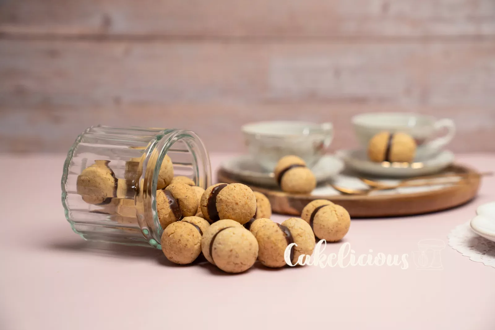 Plateau en bois avec café et baci di dama vus de dessus