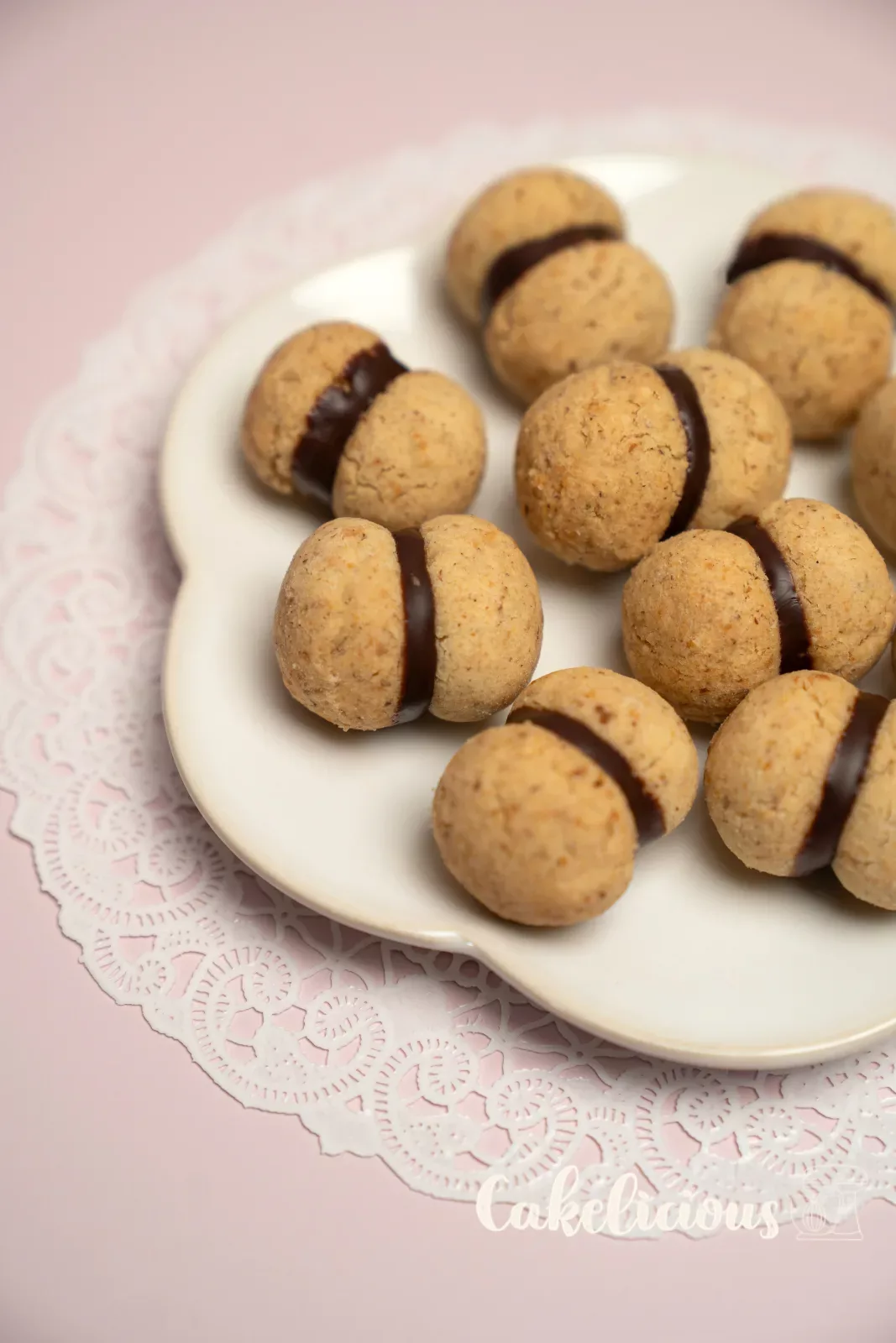 Baci di dama sur une assiette à fleurs, en gros plan