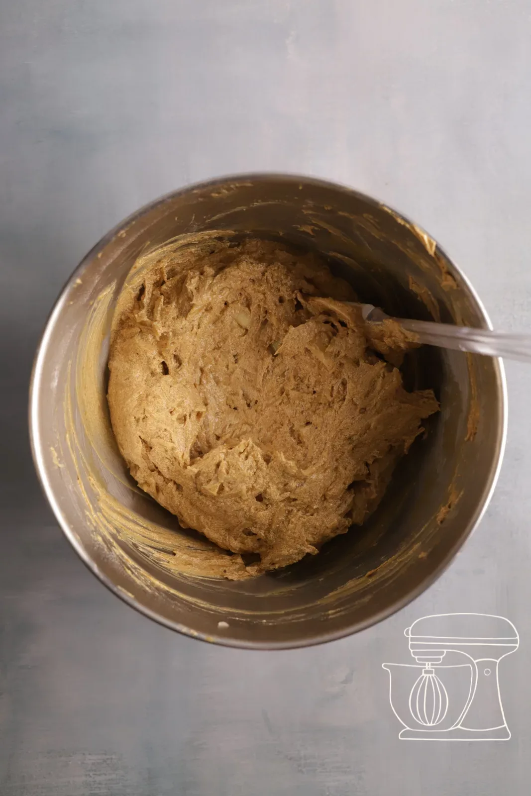 Impasto della torta pronto con pere grattugiate