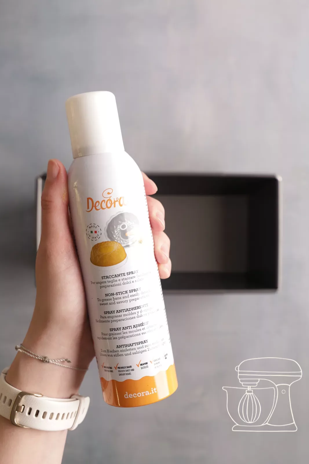 Lo stampo da cake viene spruzzato con lo spray antiaderente