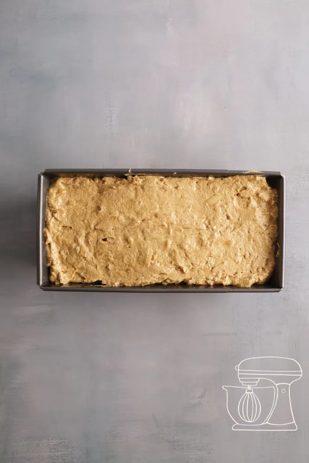Lo zucchero di canna viene cosparso sull'impasto del cake attraverso un setaccio