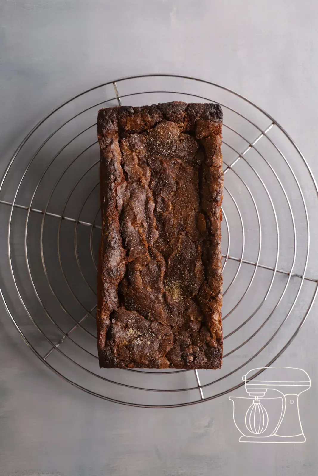 Il cake si raffredda completamente su una griglia da raffreddamento