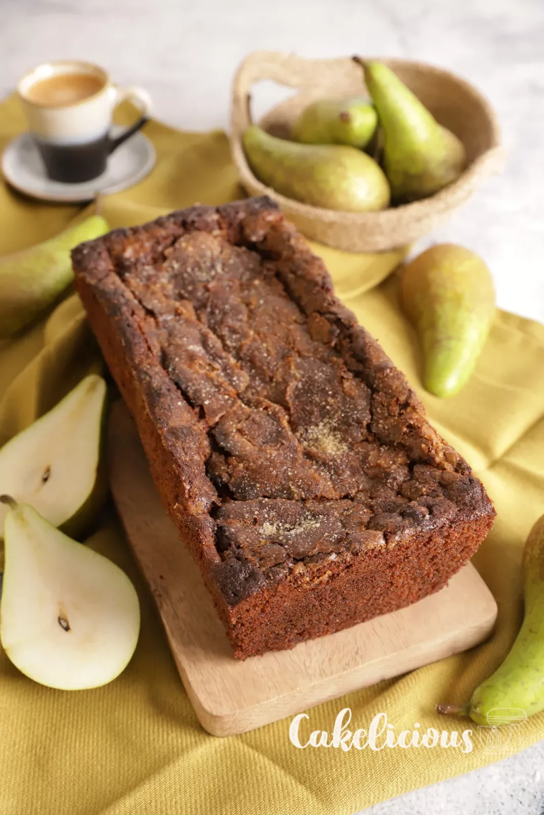 Cake alle pere e vin cuit tagliato con crosta di zucchero croccante