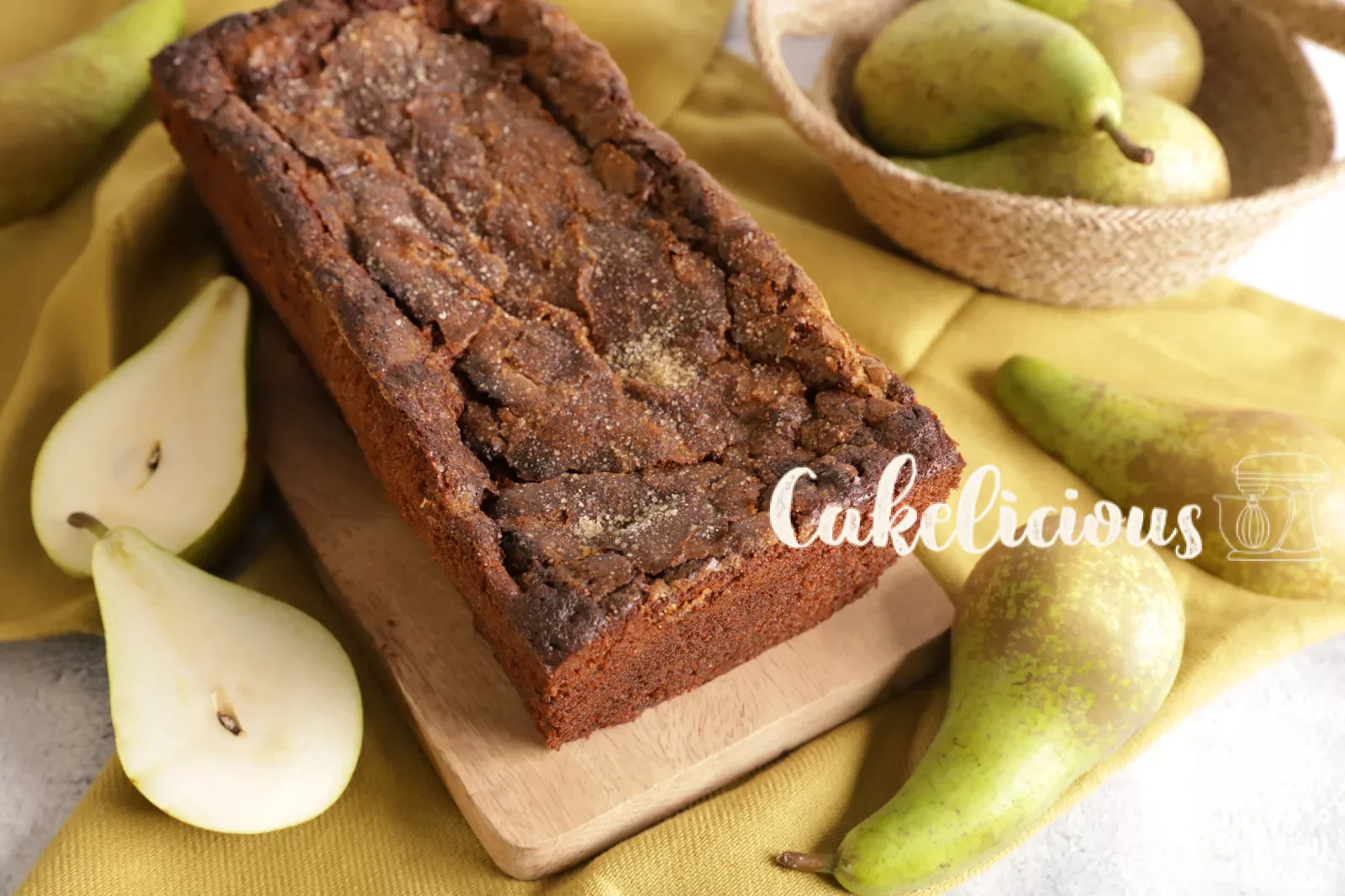 Cake au vin cuit alle pere tagliato con croccante crosta di zucchero