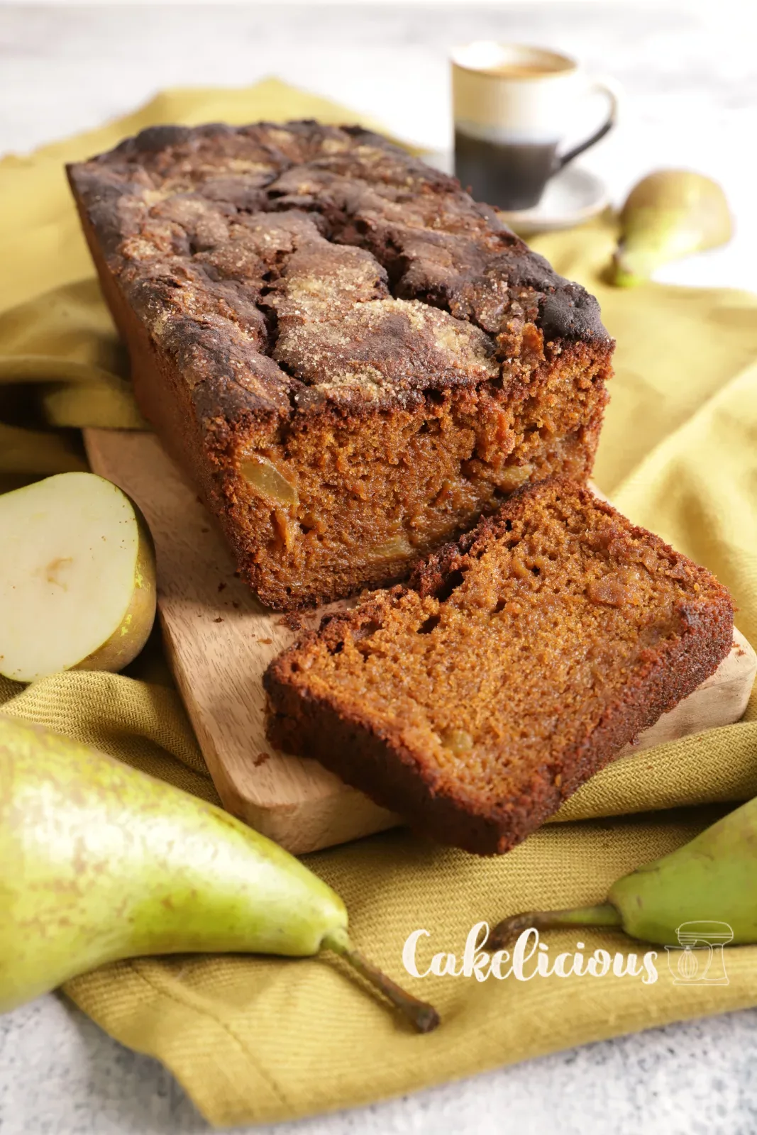 Cake alle pere e vin cuit tagliato con crosta di zucchero croccante