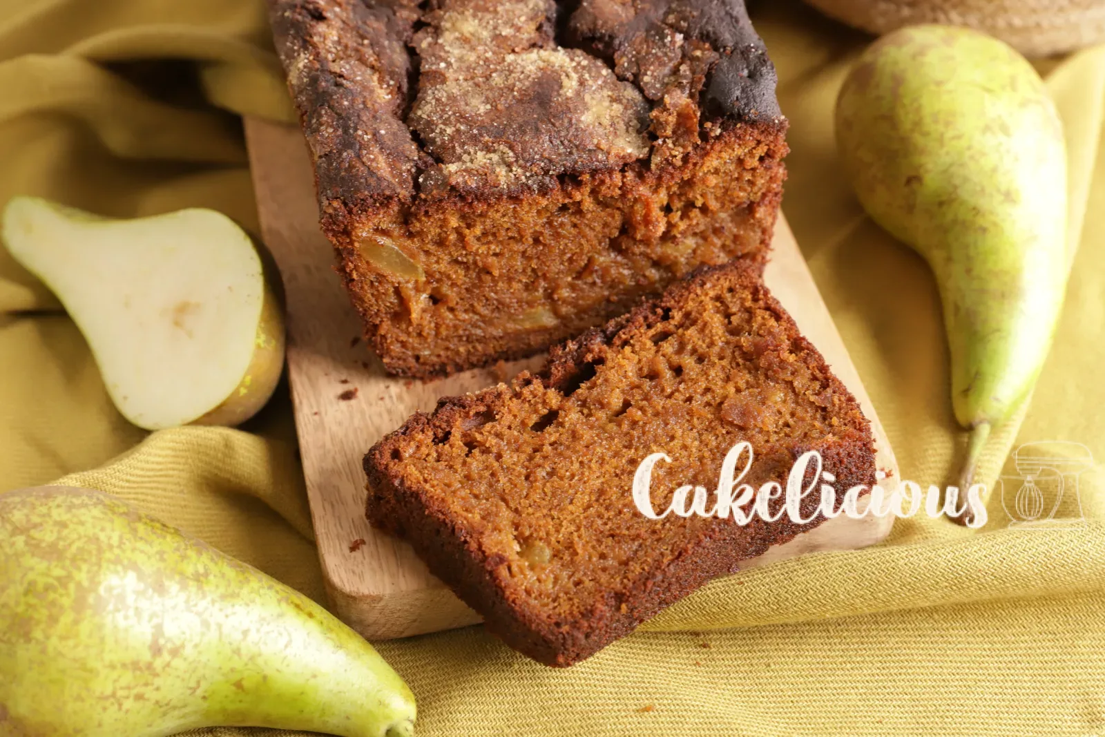 Cake al vin cotto con pere tagliato, con croccante crosta di zucchero