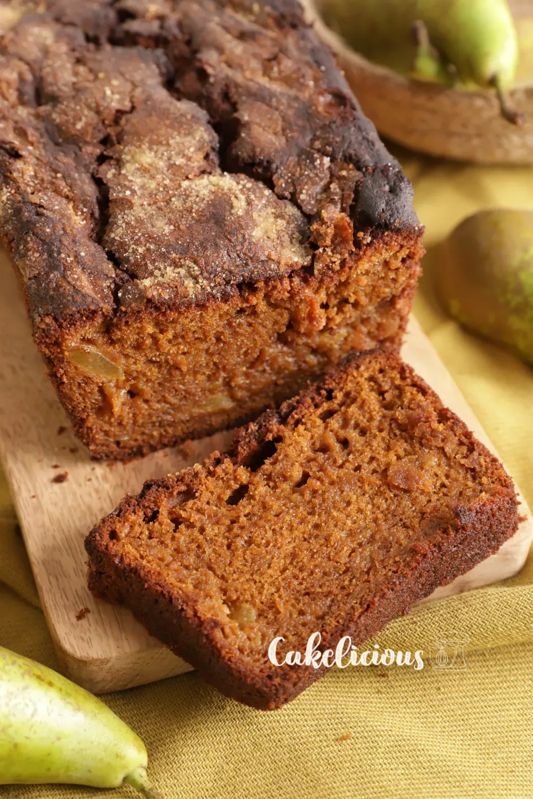 Cake alle pere e vin cuit tagliato con crosta di zucchero croccante