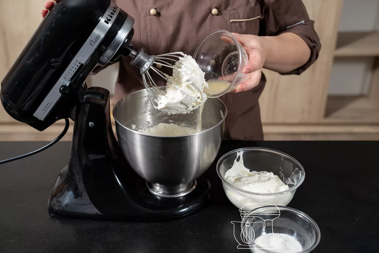 Mescolare il mascarpone con lo zucchero