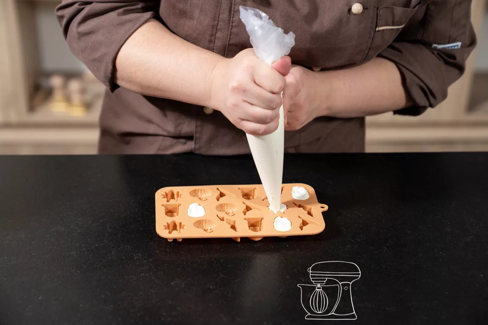 Spruzzare la crema nello stampo in silicone di Halloween