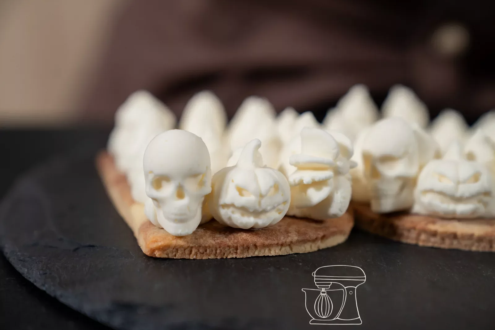 Figure di crema sul bordo della torta