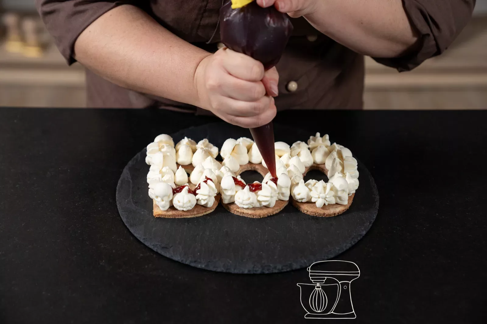Stendere la confettura come sangue sui puntini