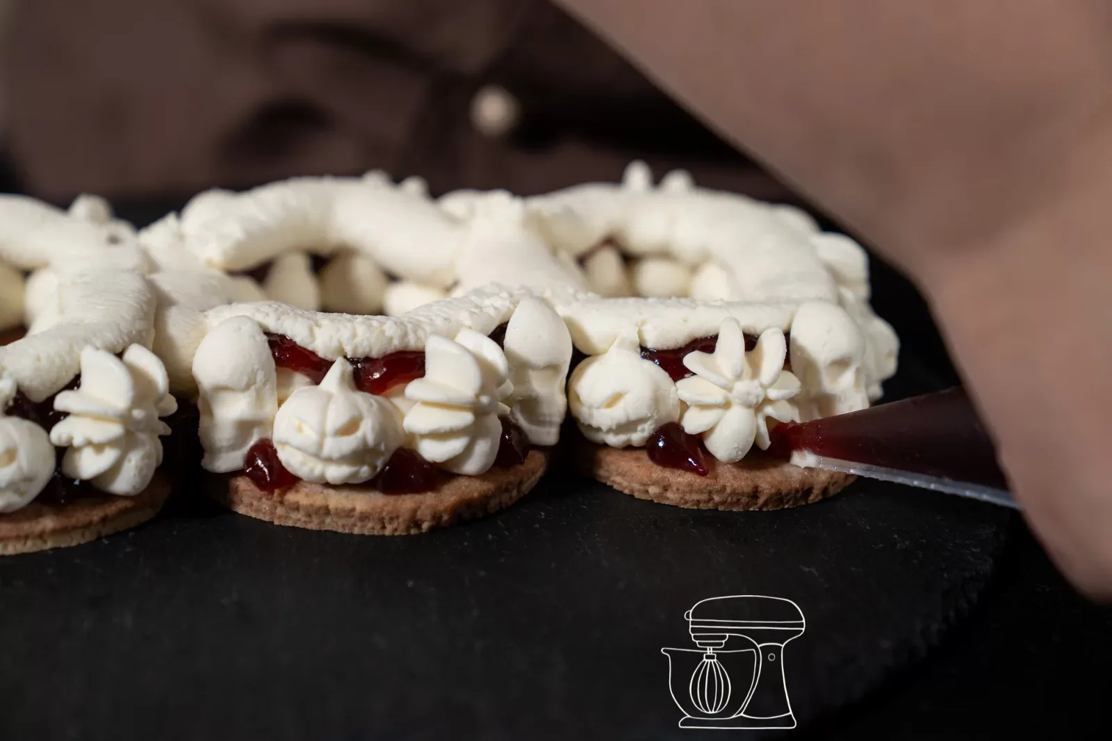 Teschi e ragni sul bordo della torta