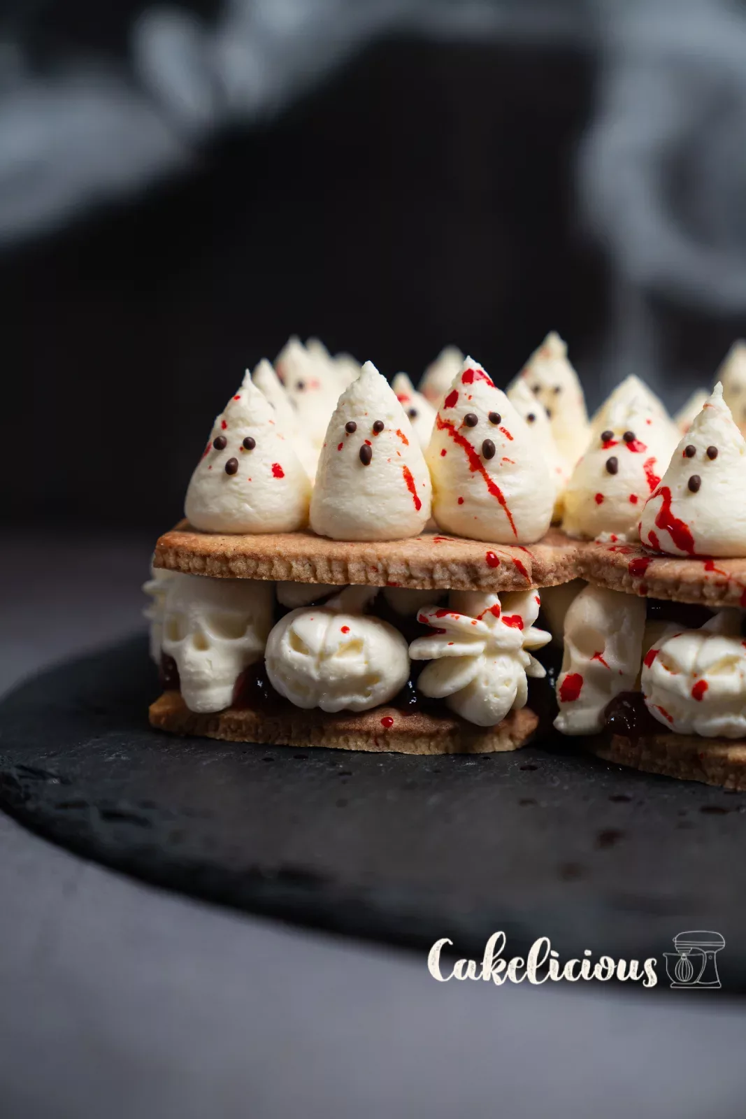 Torta BOO di traverso dall'alto su una lastra d'ardesia