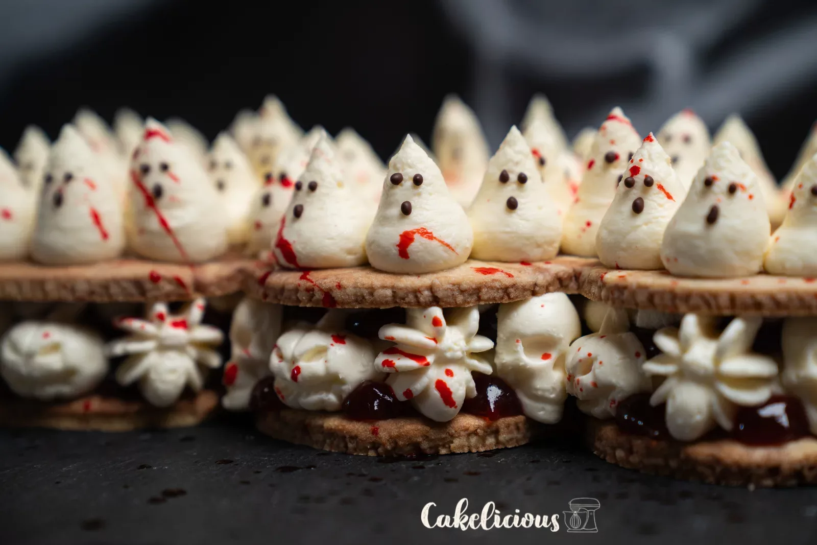 Torta BOO di lato con teschi, ragni e confettura