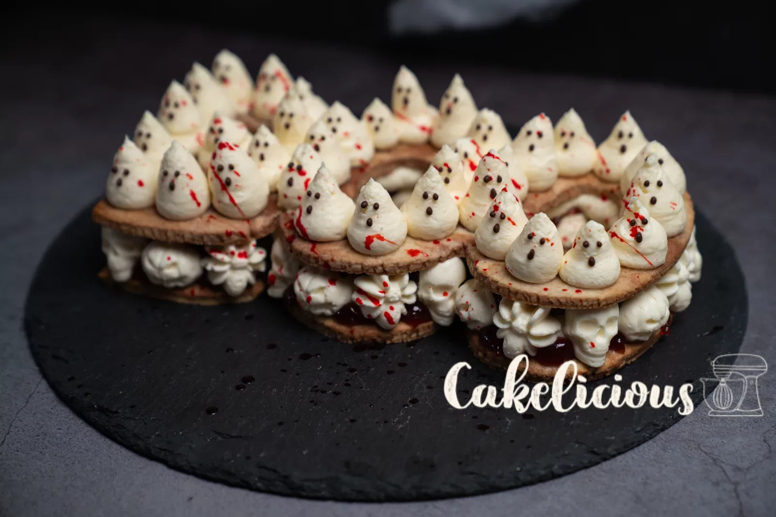 Torta di Halloween su un piatto rotondo di ardesia