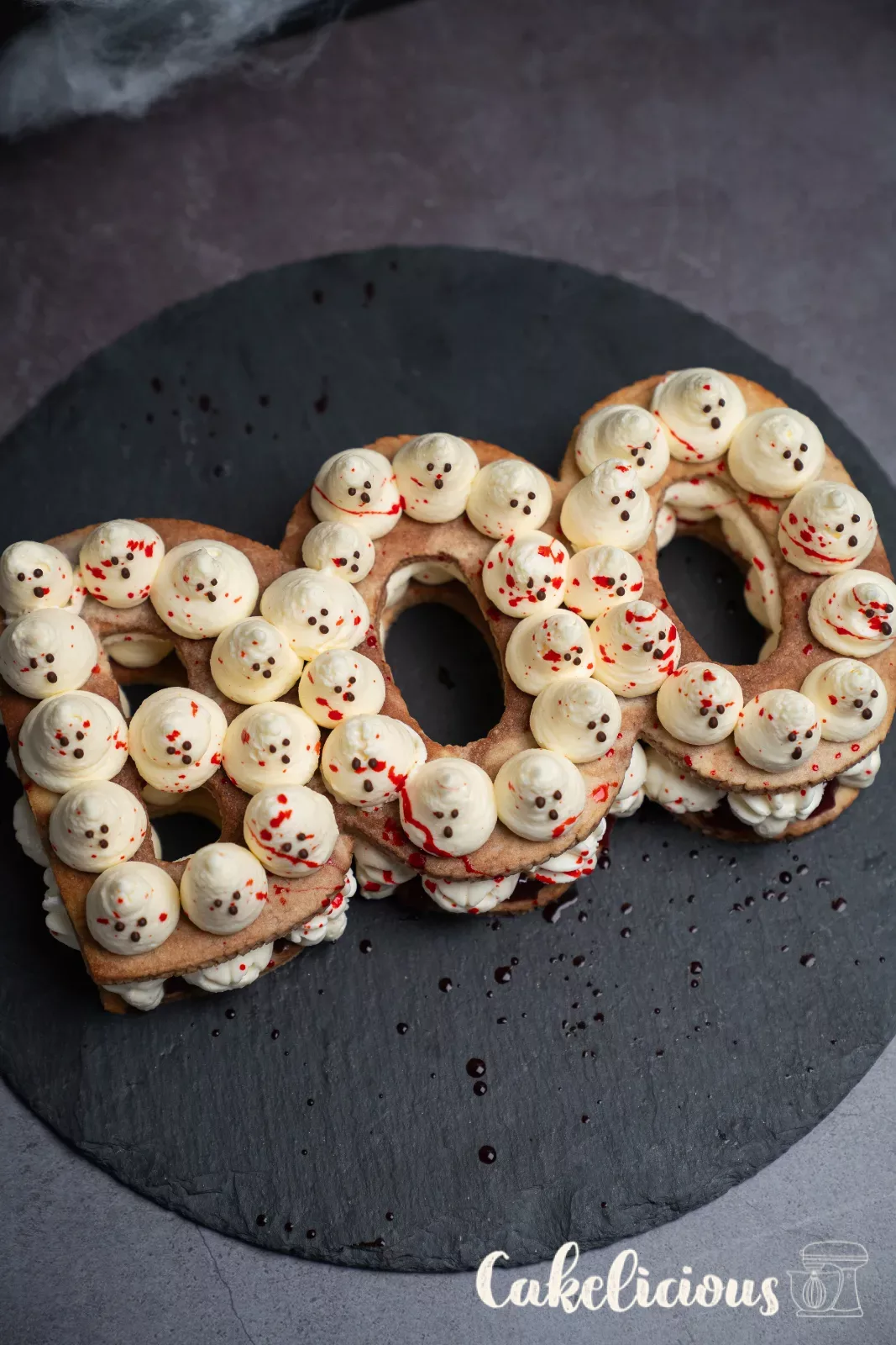 Primo piano dei fantasmi sulla torta BOO