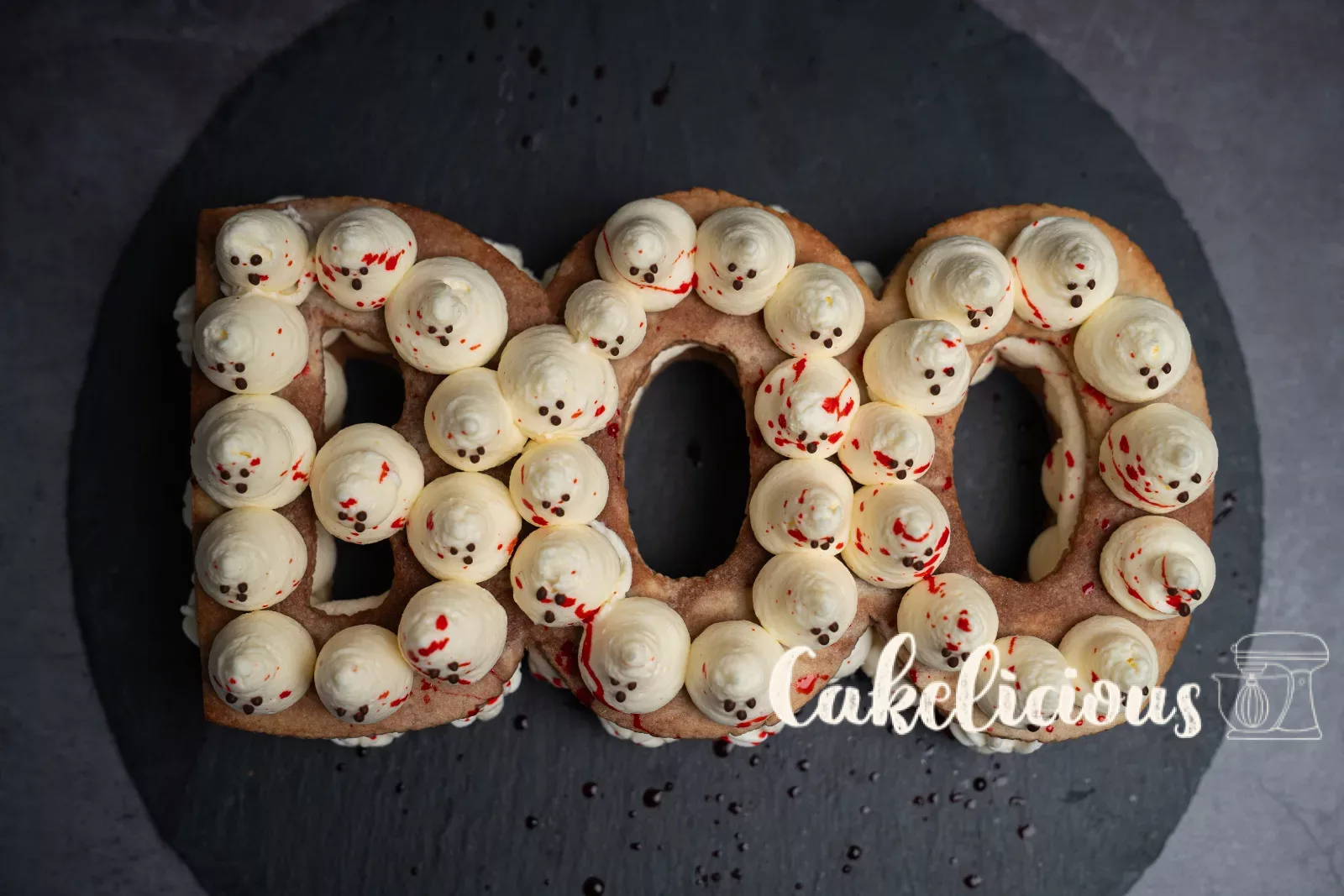 Torta di Halloween BOO vista di lato su sfondo scuro