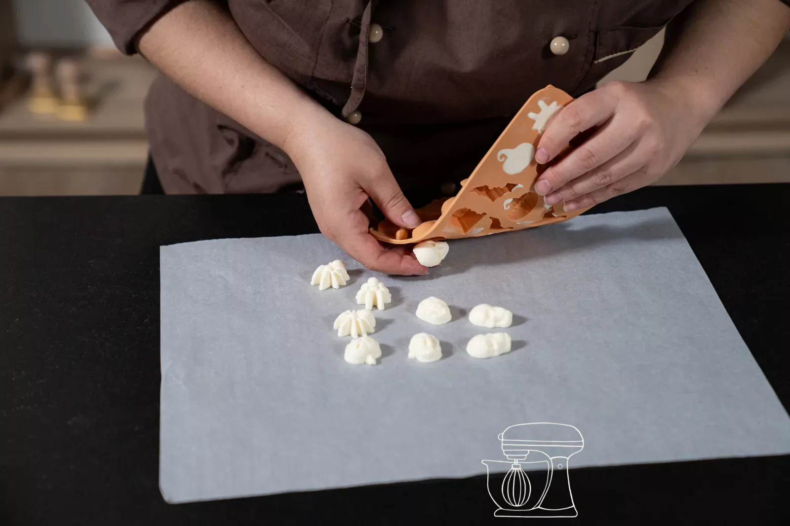 Staccare dallo stampo le figure di crema congelate
