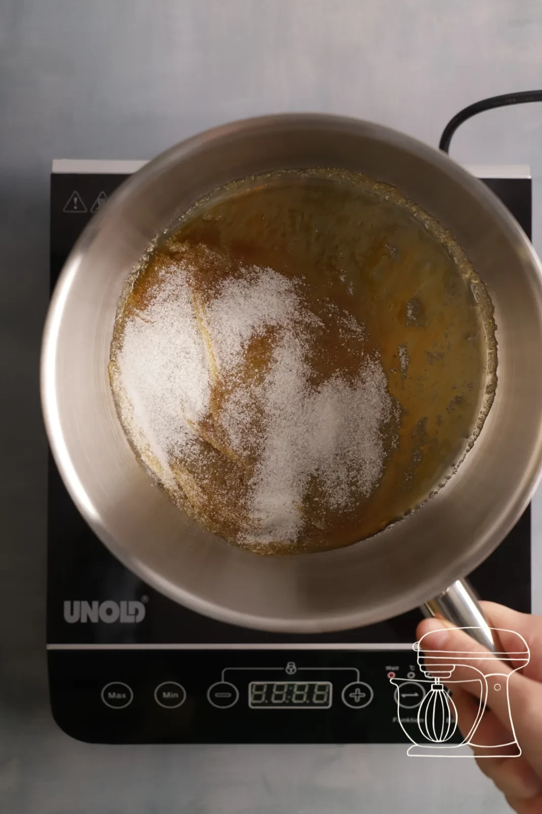 Lo zucchero si scioglie a porzioni in caramello a secco