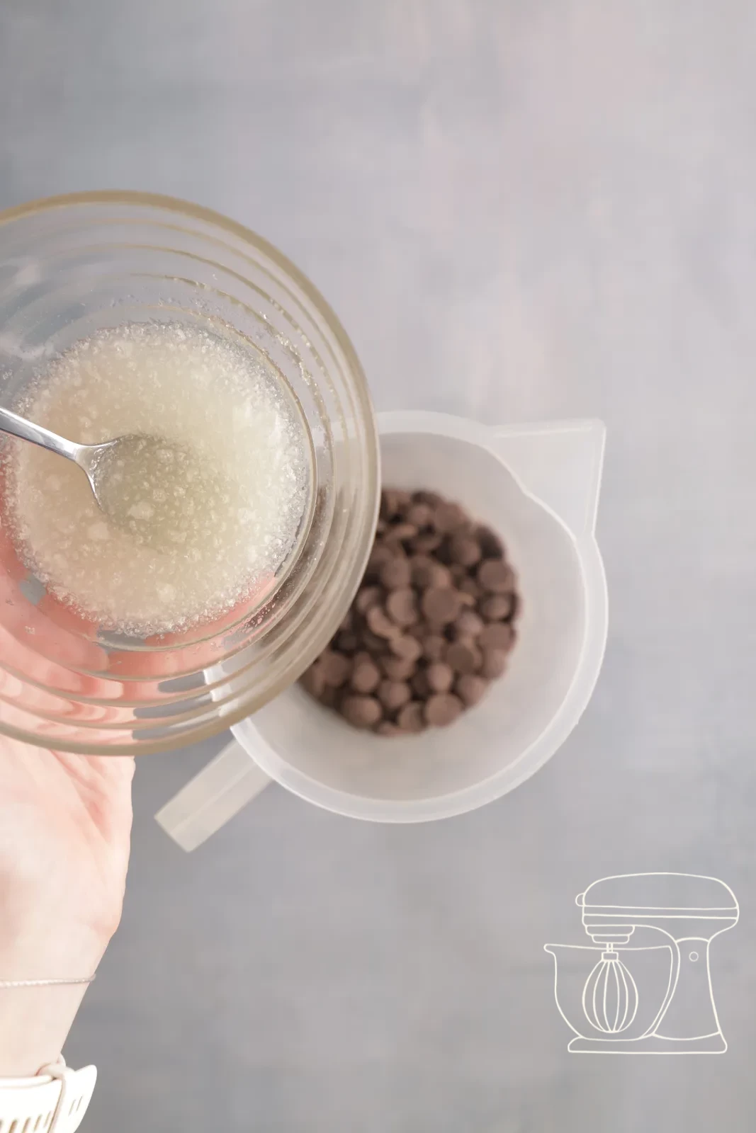 Cioccolato nero e gelatina nel misurino